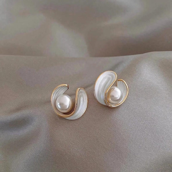 Stijlvolle witte opal sieraden – oorbellen van Alma Sieraden